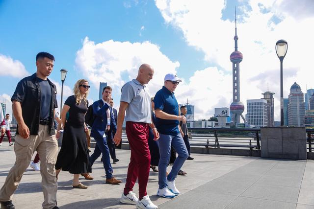 澳大利亚总理在外滩散步时受赠球衣