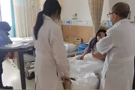 年轻女子一场感冒后路走不稳了，看东西“成双”，竟是一种罕见病图片