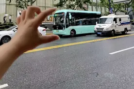 上海街头这种公交不见了？网友吵翻……图片