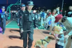 警犬吃了群众烤肠领导道歉，训导员：已严肃批评教育！视频封面