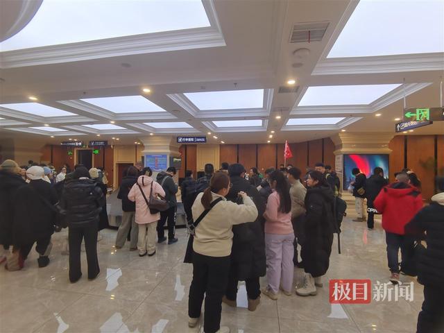 “神州北极”漠河一年供暖8个月，12月初室内外温差已达60℃，街头随处可见手套、帽子等御寒商品