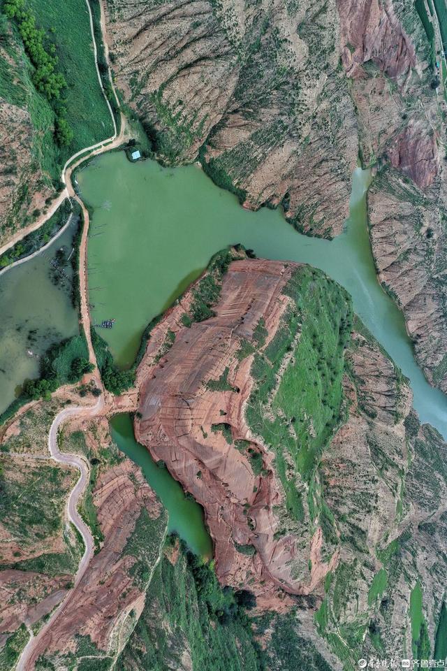 陕西靖边波浪谷，水上丹霞地貌