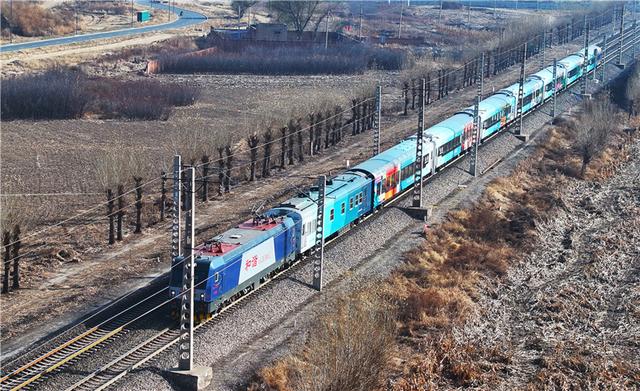 影像记录丨​坐全景观光列车，到张家口滑雪去