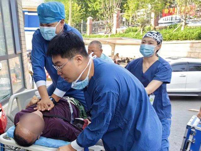 “男”丁格尔救助心脏骤停患者