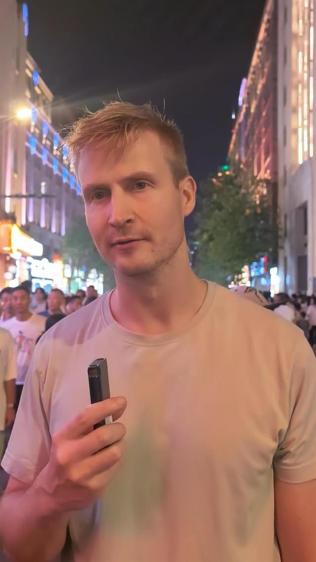 国庆假期上海外滩旅游火爆，多国游客夸赞中国美丽安全又友好，俄罗斯女孩带男友二度到访