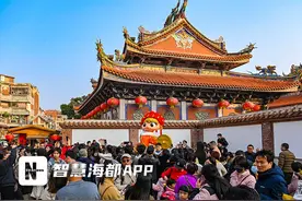 人山人海！泉州古城蛇生肖IP“丝丝”现身状元街！图片