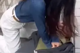 南宁小姐姐雨中一跪，获全网点赞图片