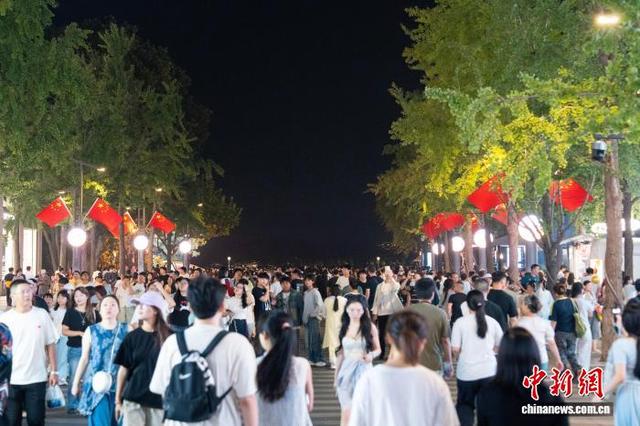 国庆中秋长假首日 杭州西湖景区人气旺