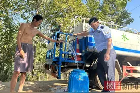 村里有位“送水人” ，滴滴甘露润民心图片