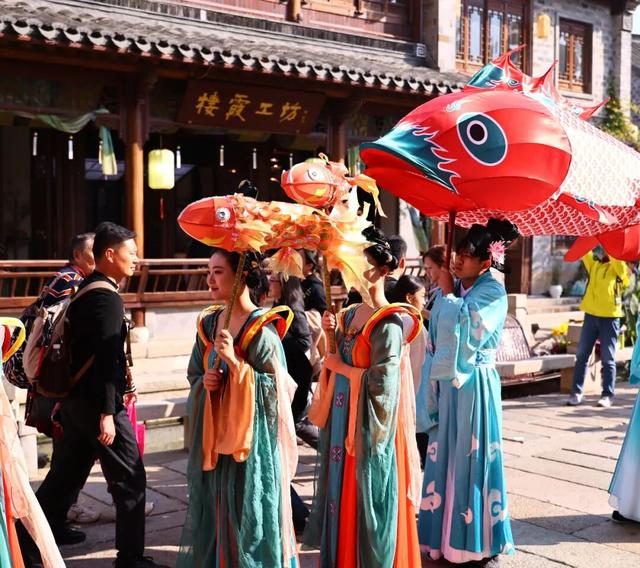 栖霞山人气爆棚，红叶超长待机！@友友们，错峰更有乐趣哦~