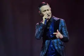 张学友演唱会又跳又唱轻松做“一字马” 70岁还要再见！图片