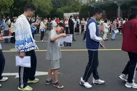 12岁“小孩哥”参加高考背后图片