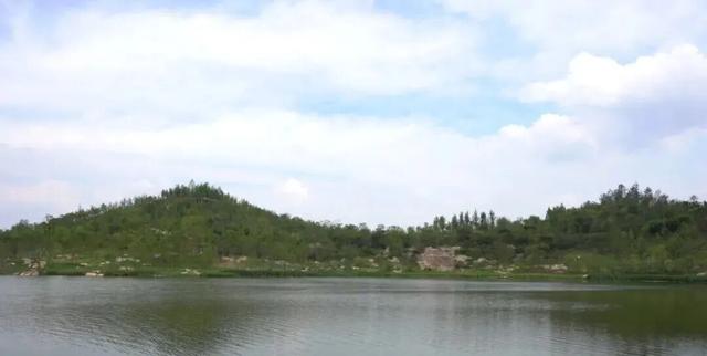 上海高4800厘米的“最高峰”竟是中空的？网友：求问登顶需要带氧气瓶吗？