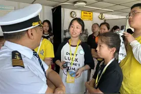 “行知中国美”三峡研学营新民小记者采访游轮船长图片