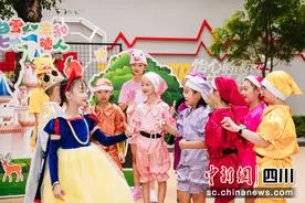 成都一学校举行“教育戏剧”入学仪式图片