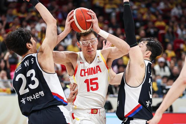 战术单一靠内线硬凿，中国男篮不应重走老路｜记者观察