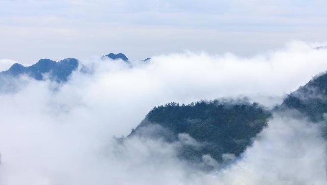 鹤峰秋来风景异：青山隐隐有仙居