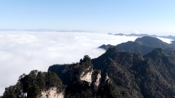 张家界国家森林公园迎初冬云海 吸引大批中外游客驻足