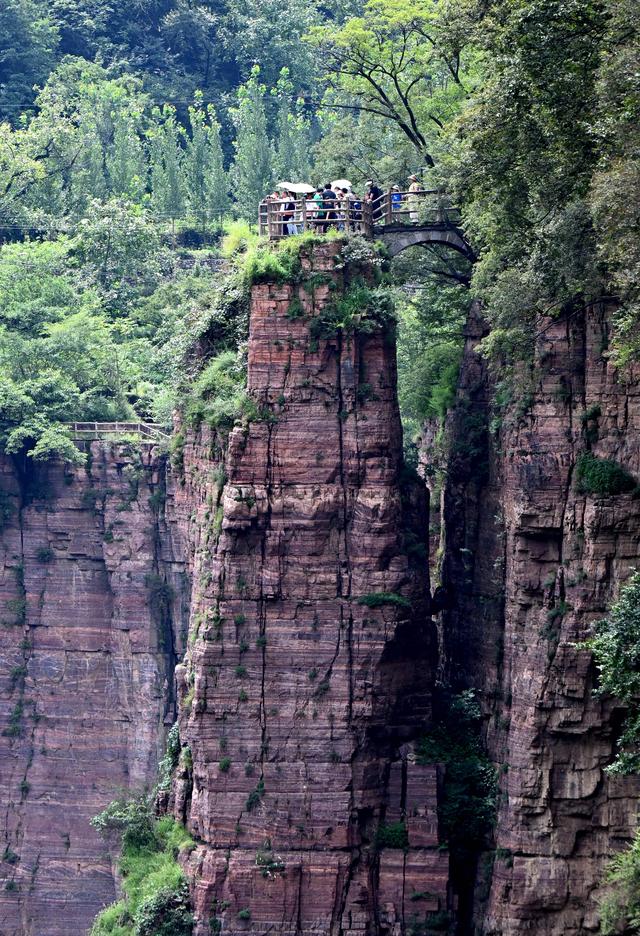 河南辉县：太行深处绝壁峡谷引游客