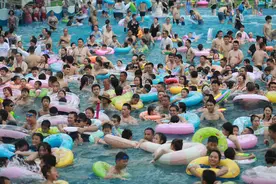 重庆连发高温红色预警 市民水上乐园享清凉图片