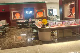 金价大幅上涨冲击金饰，珠宝销售人士：很多人还在等金价跌，却越等越贵图片