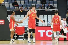浙江广厦男篮战胜北京，主场十五连胜，博班首秀7分钟得4分图片