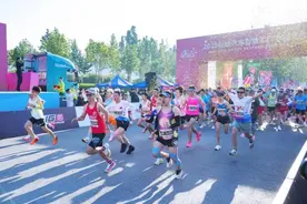 陪妈妈跑，向爱出发！2025长城汽车智慧工厂半程马拉松燃情开跑图片