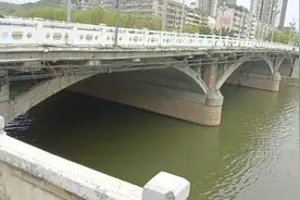 痛心，他不幸牺牲，年仅44岁，儿子13岁还在上初中……图片