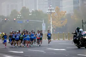 为这些跑者点赞！2024北京马拉松开跑，多视角现场直击图片