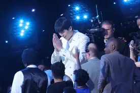 20岁杨瀚森成中国第3位NBA首轮秀，被开拓者第16顺位选中，今天还是他的生日图片