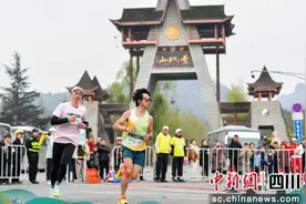 2025成都世遗马拉松鸣枪起跑图片