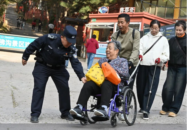 兰州石佛沟的秋日浪漫：不止层林尽染，还有“导游式”民警护你赏秋无忧