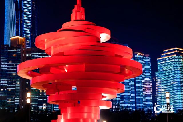 夏夜五四广场：市民游客共享城市活力