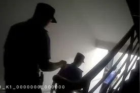 危急关头，他紧紧地抱住了她……图片