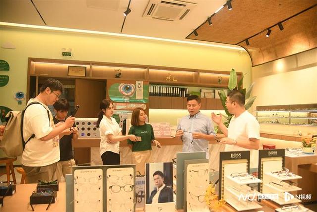 网络大V走访龙岗眼镜：科技赋能开启“视”界革新新时代