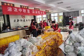 泰山区财源街道更新社区为60岁以上老人发放中秋福利图片