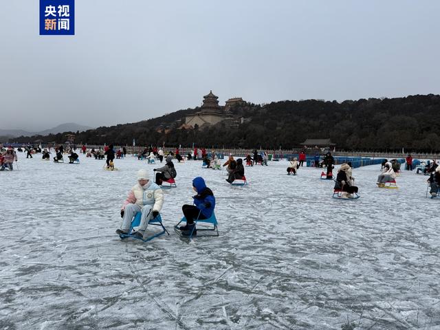 北京市区最大天然户外冰场 颐和园昆明湖冰场今日开放