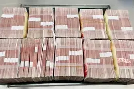 满满一行李箱！旅客违规携带100万人民币出境被查，提醒：进出境携带现钞最多不能超2万