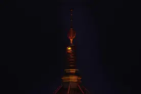 雷峰塔下的超级月亮图片