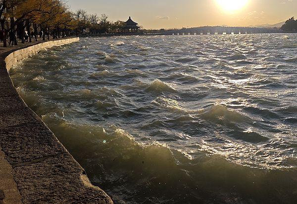 大风来袭 颐和园昆明湖波浪翻涌