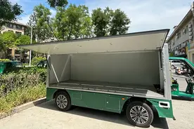 北京邮政无人配送快递车在顺义区上路图片