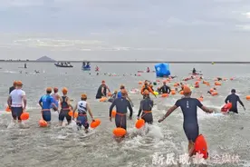 近千铁人齐聚 涌动城市沙滩图片