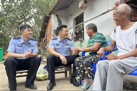 七旬独居老人出行不便办证难，民警将户籍室搬到家门口图片