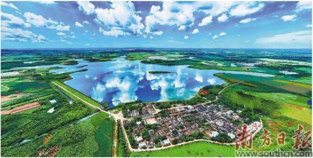 雷州水库化身“天空之镜” 一泓碧水穿城过 生态美景入画来