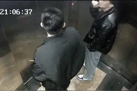 四川泸州两男子坐电梯一人抽烟一人小便吓跑两女学生，知情人讲述图片