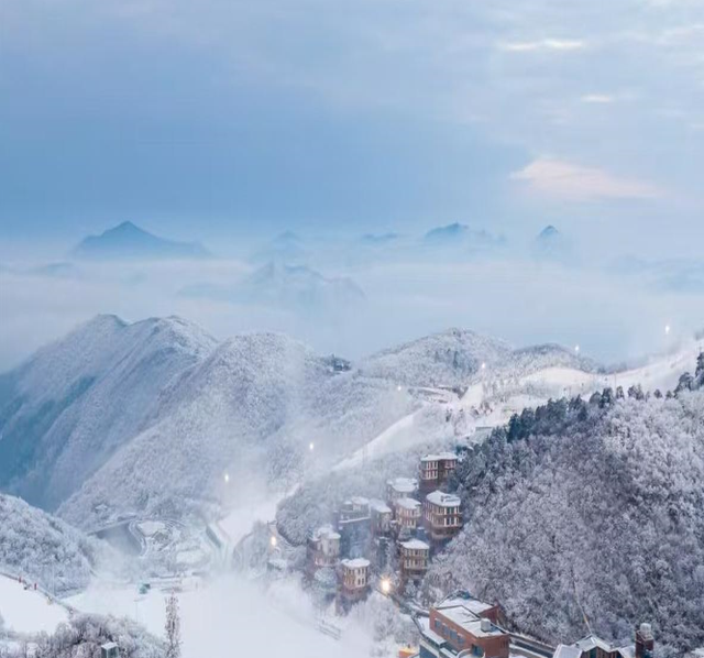 浙江多家滑雪场造雪工程开启，冰雪经济成消费新引擎！