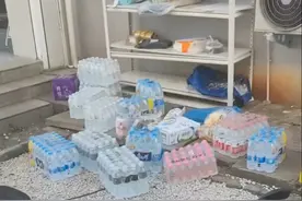 高校热水有异味学生常年买矿泉水喝，后勤部：学校高度重视，有检测水质并定期更换饮水机滤芯图片