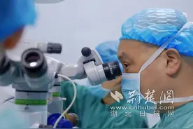 惊险！10岁男孩玩圆珠笔意外戳穿眼球，医生紧急手术挽救光明图片