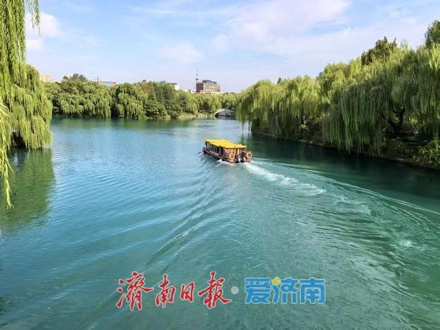 一年四季 泉在济南丨秋染大明湖：天蓝水碧绘就泉城诗意画卷