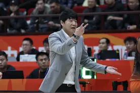 举杯痛饮庆功酒！高速男篮111：80胜四川，圆满收官2024图片